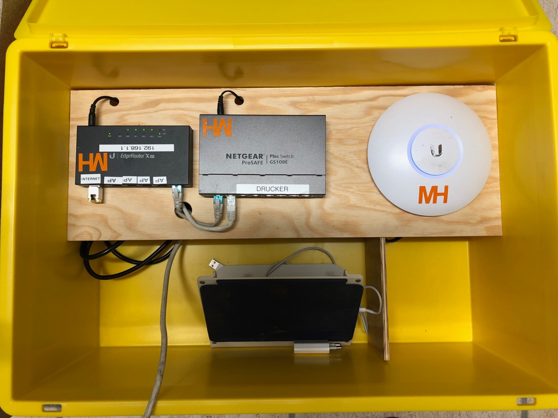 Technikbox mit Router, WLAN Access Point und Switch